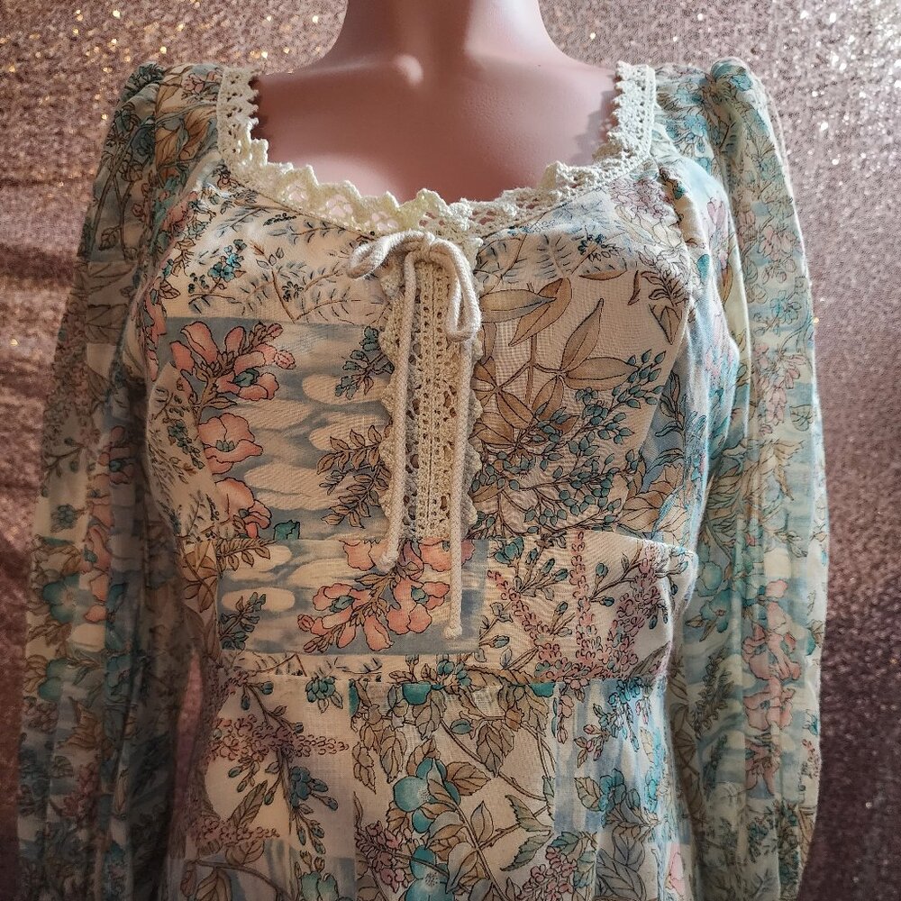 Vintage 1970s floral Multicolor Dress. Formal: Wedding, Prom, Homecoming.